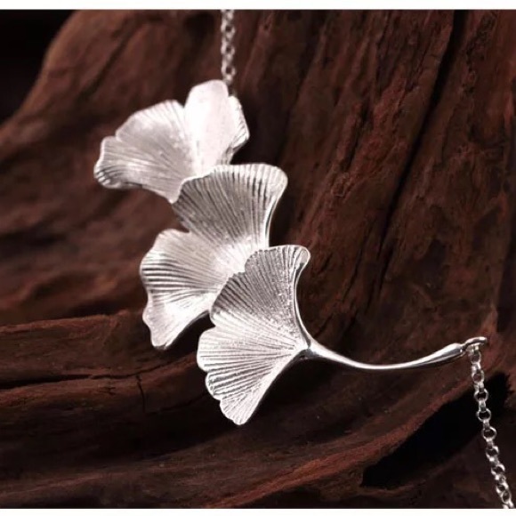 Oriental Gingko Leaf Minimalist Plant Necklace - Picture 2 of 8